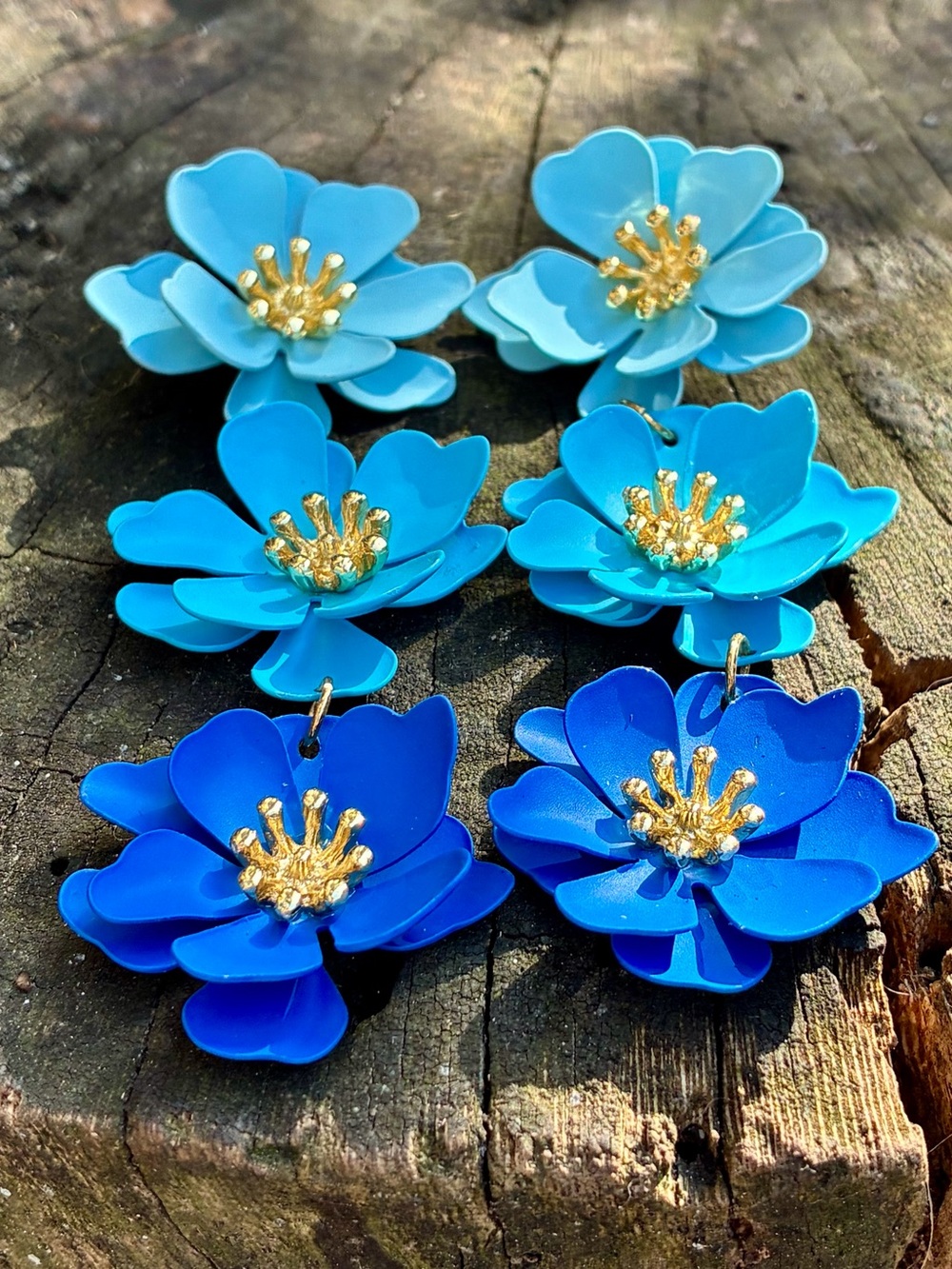 💙 Blue Floral Drop Earrings - Gold-Tone Center 🩵